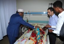 Madaxweyne Farmaajo oo booqday xarummo caafimaad, qalabna gaarsiiyay Isbitaalka Madiina+Sawirro