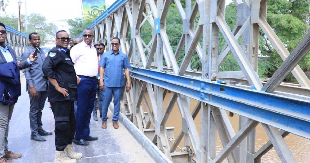Wasiirka Gaadiidka oo booqday Buundada liiq-liiqato oo dayactir lagu sameeyay “SAWIRRO”