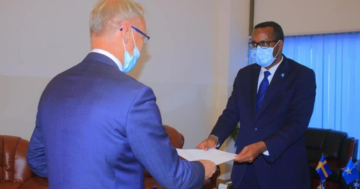 Wasiiru dowlaha Arrimaha Dibadda oo nuqul ka mid ah warqadaha aqoonsiga danjirannimo ka guddoomay Safiirka Sweden.