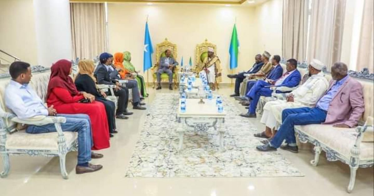 Wasiiro uu Ra’iisul Wasaaraha u xilsaaray abaaraha ka jirta Jubbaland oo la kulmay Madaxweynaha Jubbaland “SAWIRRO”