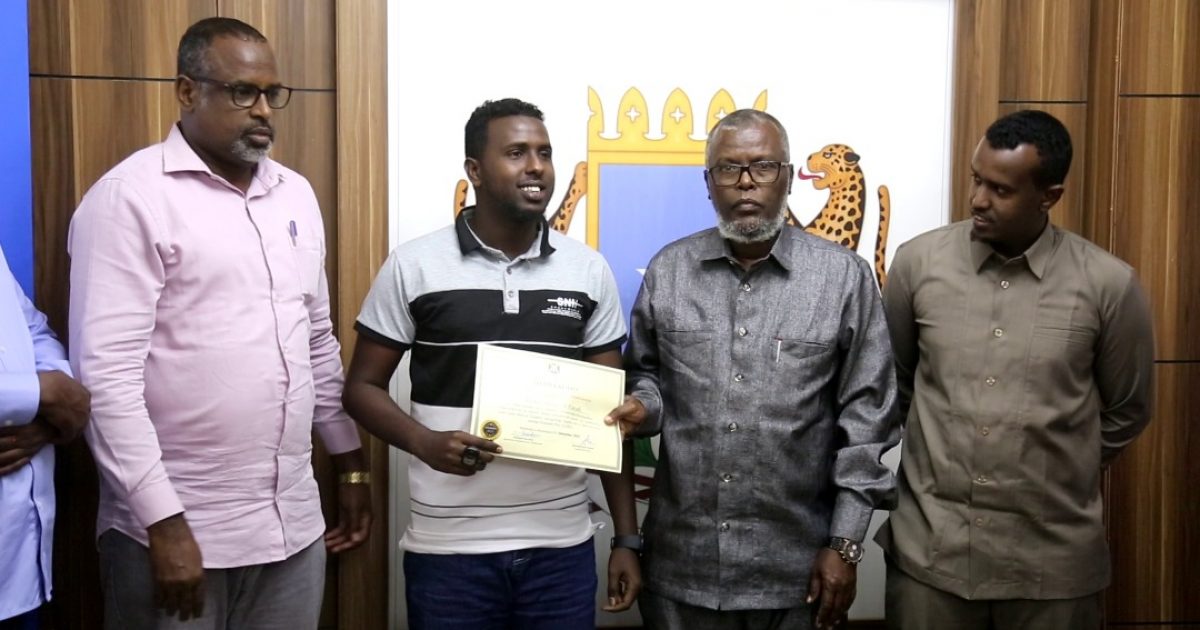 Sawirro: Agaasimaha guud ee wasaarada warfaafinta oo tababar u soo xiray 10 Weriye
